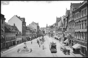 Meißen. Neugasse mit Böttgerdenkmal und Straßenbahn