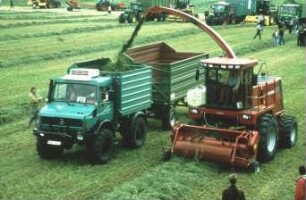 Fotografie: Futtererntetechnik, Grassilage, Feldhäcksler selbstfahrend, Parallelverfahren