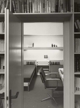 Drehstuhl : Musterschlafzimmer (1972; Deutsche Bauakademie). Liegen mit Nachtschrank und Drehstuhl vor Arbeitsplatz