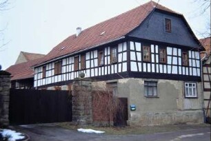 Bauernhof; Giebel Wohnhaus, flaches Holztor; OG Wohnhaus saniert