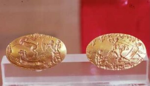 Siegelringe aus Mykene, Schachtgrab IV : Athen. Archäologisches Nationalmuseum, Inv.Nr. 240 und 241. Goldene Siegelringe aus mykenischen Gräbern mit Darstellung einer Hirschjagd und einer Kampfszene; Kunstraub aus Kreta