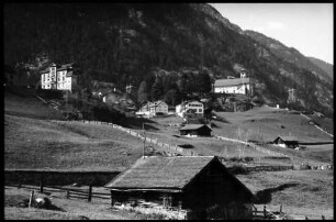 Wassen: Gotthardbahn, Kirche von der unteren Strecke