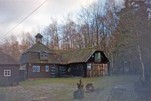 Pöhlswiese 5: Blockhäuser: vor Abbruch: Platz mit Pflasterung