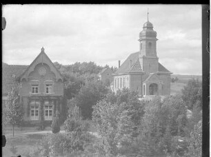 Kirche und Krankengebäude M9; dahinter Leichenhaus