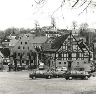 Hohnstein, Obere Straße 1 und Markt 31 . Wohnhaus (ehemalige Gaststätte "Weißer Hirsch", 19. Jh.) und Stadtapotheke (1721)