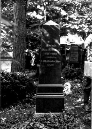 Grabstein 87 (Index: 100109466) Material: Granit, Sockel Kalkstein Zustand: gut Maße HxBxT: 184x50x34 cm Beschreibung: Obelisk, getreppter Sockel rustica Steinmetz: P. Schmal, Radolfzell Besonderheit: Nummer auf Rückseite: 197b: Grabstein 87