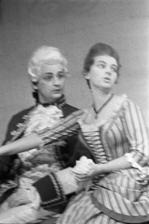 Szenenbilder aus "Die Mitschuldigen", Lustspiel von Johann Wolfgang von Goethe. Kammerspiele (Deutsches Theater) Berlin, Oktober 1961