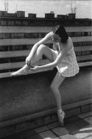 Bukarest: Colorado: Madelaine Radulescu, allein, schnürt sich Ballettschuhe zu