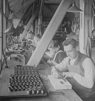 Beledern der Feldstecher : Technikgeschichte | Technologie | Optische Industrie | Operngläser und Feldstecher | Emil Busch AG Rathenow