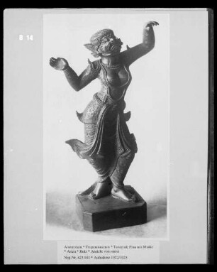 Tanzende Frau mit Maske