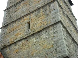Stadtkirche-Kirchturm von Südwesten - Mittelgeschosse mit Werksteinen im Mauersteinverband sowie Geschoßtrennung durch Gesimse (mit Kugelornamentik in der Wölbung)