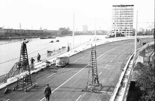 Ludwigshafen: Brückenrampe mit Straßenbahn
