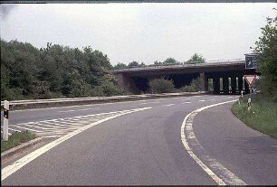 Ausfahrt aus Kreisel Südwest (Frankfurt Richtung Weinheim) zu Hauptfahrbahn Süd der A659 (Mannheim Richtung Weinheim)