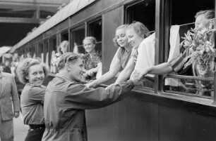 Abreise der sowjetischen Delegation vom Ostbahnhof Berlin : Abschiedsszene auf dem Ostbahnhof