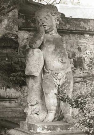 Putto: Die Nacht : Putto im Ehrenhof (Eingang Westseite), die Nacht und Blatt mit Mondsichel, Höhe 1,20m