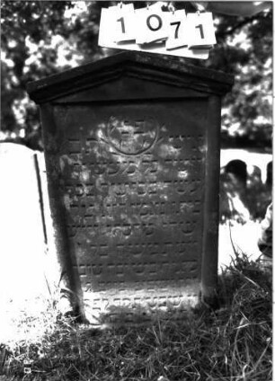 Grabstein 1071 (Index: 100098826) Maße HxBxT: 103x58x14 cm Symbolik: Trauerkranz: Grabstein 1071