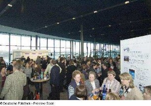 Tagungsteilnehmer vor dem Messestand Verein Deutscher Bibliothekare e. V.