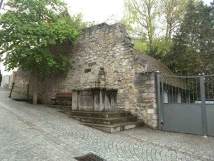 Stadtbefestigung-Ansicht im Ostsüdosten-Stadtmauer in der hinteren Gasse unterhalb der Schmiedgasse (Wehrgang mit Steinbrüstung im 18 Jh abgetragen)