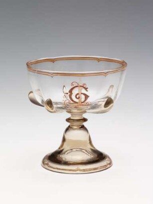 Champagnerschalen aus einem Tafelservice mit Monogramm