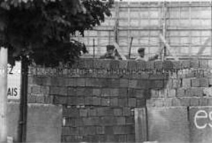 Ausbau der Berliner Mauer an der Bernauer- Ecke Schwedter Straße