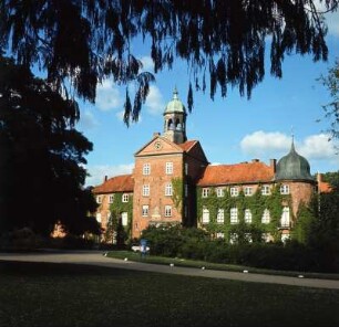 Holsteinische Schweiz. Eutin. Schloss : Eutin. Eutiner Schloss. Blick vom Schlossplatz auf die Stadtfassade