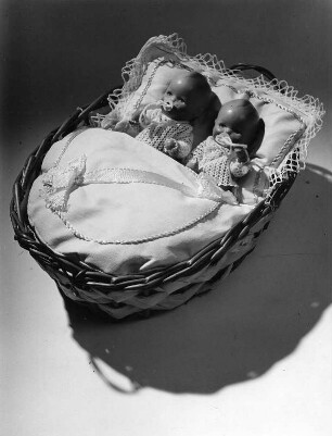 Spielzeug. Puppenbett mit zwei Puppen