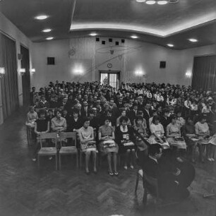 Jugendweihe Bautzen Kupferhammer : Bautzen. Jugendweihe 1965. Blick in den Saal mit Familien und Gästen der Jugendlichen