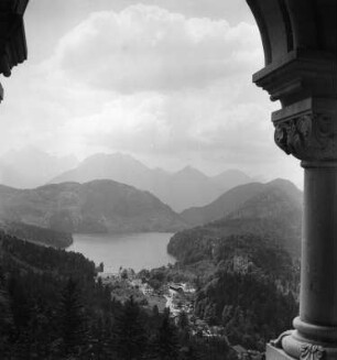 Schwangau-Hohenschwangau. Schloss Neuschwanstein (1869-1899; E. Riedel und G. v. Dollmann nach C. Jank). Palas. Blick vom Thronsaal-Söller zum Alpsee