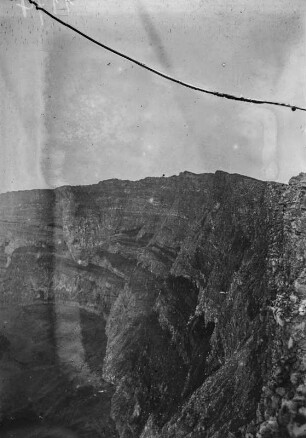 Krater des Nyiragongo : Blick vom Kraterrand in den Krater des Vulkans Nyiragongo in der Gruppe der Virunga-Vulkane