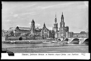 Dresden, Brühlsche Terrasse mit Augustusbrücke, Ständehaus und Katholischer Hofkirche, Blick vom Neustädter Elbufer