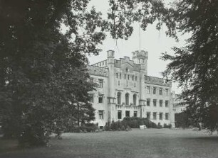 Schloss Sibyllenort : Sibyllenort (Szczodre, Polen). Schloß (1851/1867; C. H. W. Wolf). Mittelrisalit der Schauseite über den Park