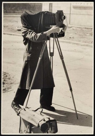 Fotograf Walter Möbius bei der Arbeit