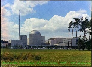 Außenansicht des Mehrzweckforschungsreaktors (MZFR) mit den umliegenden Betriebsgebäuden, von Südosten