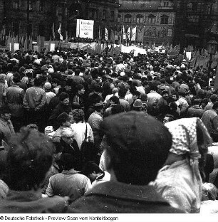 Dresden-Altstadt, Schloßplatz (Georgij-Dimitroff-Platz), Gedenkkundgebung anläßlich des 43. Jahrestages der Zerstörung Dresdens