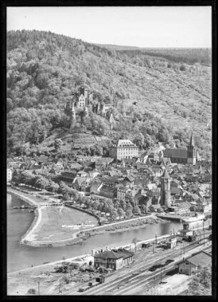 Blick auf Bahnhofsgelände, Mainspitze, Burg und Innenstadt