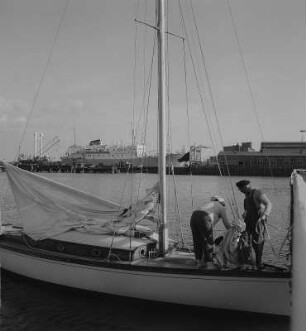 Stralsund. Hafen, im Vordergrund Segelschiff