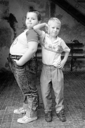 Kesse Jungs : Colditz. Portrait von zwei kleinen Jungen die posieren