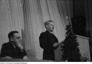 Dresden, Glacisstraße, Tonhalle (Kleines Haus). Öffentliche Sitzung des Stadtrates. Redner Hermann Matern (KPD), 5. Januar 1946