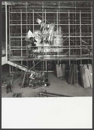 Aufnahme des Aufbaus von Bernhard Heiligers „Kosmos 70“ im Reichstag, 1970