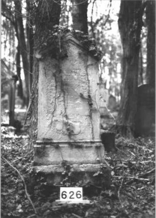 Grabstein 626 (Index: 99900647) Material: Sandstein Zustand: völlig verwittert Maße HxBxT: 126x46x15 cm Beschreibung: aufgesockelte Stele mit Dreiecksabschluss und Verdachung Besonderheit: vermutete Identifizierung nach Gräberverzeichnis: Grabstein 626