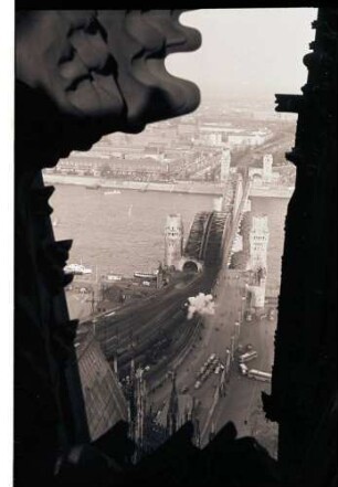 Köln: Blick vom Dom, Durchblick auf Hohenzollernbrücke