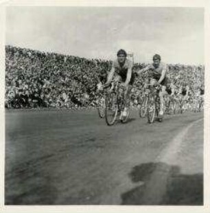 Das erste Radrennen nach dem Krieg im Stadion Mitte in Berlin