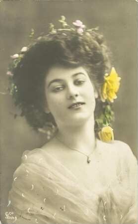 [Frau mit Blumenkranz]