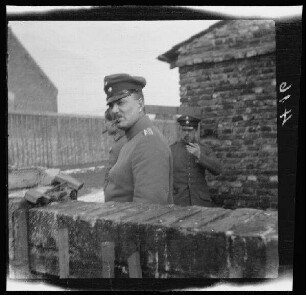 Fresnes-les-Montauban (Dep. Pas-de-Calais, Frankreich): Hauptmann Gaul, im Hintergrund Leutnant Frank und [Oberleutnant (?) Ludwig] Rechenmacher, alle drei mit Zigarre