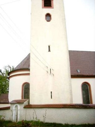 Ansicht von Norden mit Kirche (Kirchturm mit Schlitzscharten) über Kirchhofmauer (Wehrgang mit Steinbrüstung abgetragen)