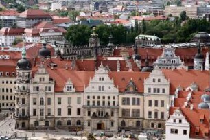 Dresden-Altstadt. Dachlandschaft mit Residenzschloss. Blick von der Frauenkirche zum Zwinger