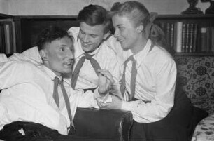 Szenenbilder aus " Das rote Halstuch" von S. Michalkow mit H.-E. Stecher, S. Menzel, Ch. Stenschke, E. Friedrichson, Theater der Freundschaft, 29.04.1952