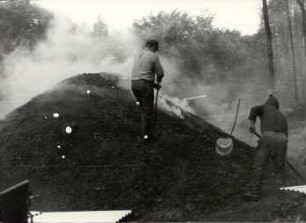 Holzkohlenherstellung in Rietschen : Handwerkstechniken - Kohlen- und Pechbrennerei. Ort: Rěčicy / Rietschen. Köhlerei. Holzmeiler bei Rietschen.