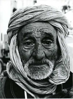 Mann in Biskra : Portrait eines alten Mannes in der algerischen Oasenstadt Biskra.