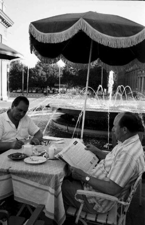 Kleines Straßencafé am Festplatz.